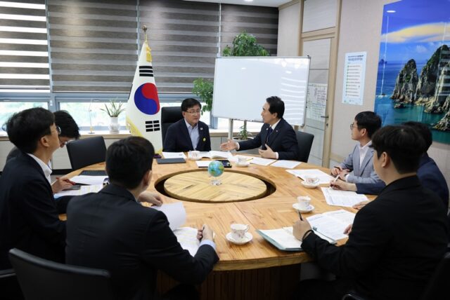 박수현 충남지사가 28일 김성환 기후에너지환경부 장관과 만나 발전공기업 통합본사 충남 설치 등 지역 현안을 설명하고 있다.(사진=충청남도)