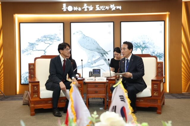 박 지사는 28일 도청에서 야마시타 마코토 일본 나라현지사를 만나 양 지역 우호 협력 15주년을 맞아 문화·행정 등 다양한 분야의 교류 성과를 돌아보고 실질적인 협력 확대 방안을 논의했다.(사진=충청남도)
