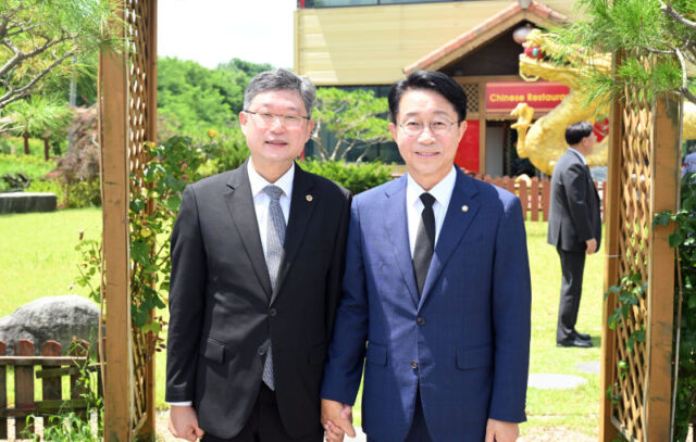 왼쪽부터 안신일 의장, 조정식 국회의장(사진=세종시의회)