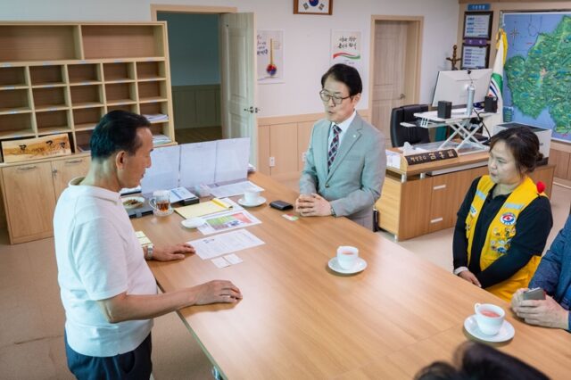 지난 28일, 김홍열 군수가 집무실에서 성낙준 대한적십자사 대전세종충남혈액원장과 헌혈문화 확산과 안정적인 혈액 수급을 위한 상호 협력 방안을 논의하고 장면(사진=청양군)
