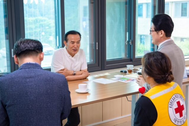 지난 28일, 김홍열 군수가 집무실에서 성낙준 대한적십자사 대전세종충남혈액원장과 헌혈문화 확산과 안정적인 혈액 수급을 위한 상호 협력 방안을 논의하는 모습(사진=청양군)