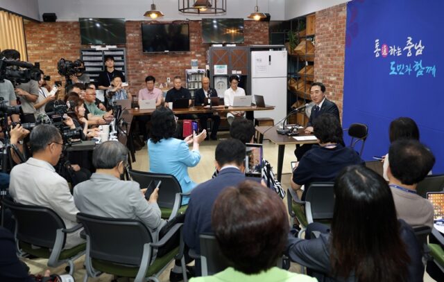 박수현 지사 기자간담회를 진행하고 있다.(사진=충청남도)