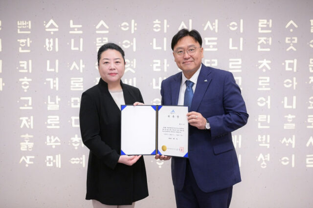 세종시립청소년교향악단 지휘자 위촉_왼쪽부터 황미나 지휘자, 조상호 시장(사진=세종시)
