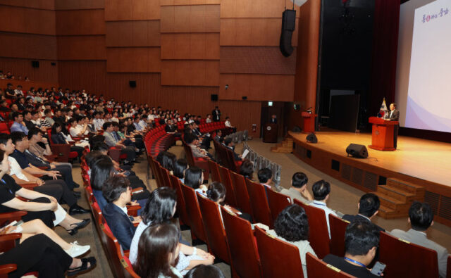 박수현 충남지사 첫 직원 월례모임(사진=충청남도)